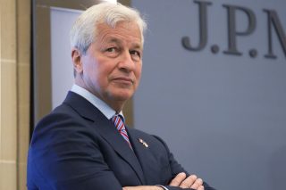 Για κίνδυνο σοβαρής πτώσης των μετοχών τους επόμενους 6-24 μήνες προειδοποιεί ο Τζέιμι Ντάιμον, διευθύνων σύμβουλος της JP Morgan
